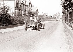 Une des voitures en course traversant Oberursel (Taunus).