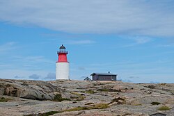 Hållö fyr, med kapellet (tidigare maskinhuset) till höger