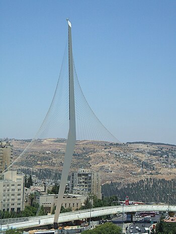 גשר המיתרים, במבט ממלון קראון פלזה