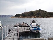 川西マリンサービスの海上タクシー 背後の島は杵島