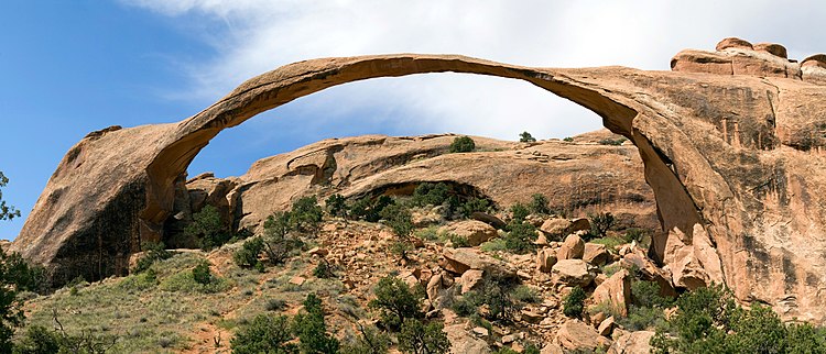 Arco Natural é o mais longo dos muitos arcos naturais localizados no Parque Nacional dos Arcos, Utah.