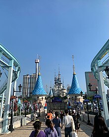 Imagen de una vista al Magic Castle en la entrada de Magic Island.