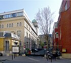 Une entrée du petit campus Curie : à gauche, l’institut Curie ; au fond, l’École nationale supérieure de chimie de Paris ; à droite, l’Institut de biologie physico-chimique.