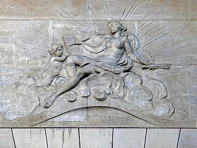 La Peinture, bas-relief ornant la façade du no 10.