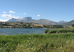 Pelleautier et le pic de Bure (2 709 m) dans le sud-ouest.