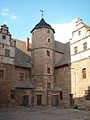 Blick auf den Turm im Innenhof vom Schloss Plötzkau