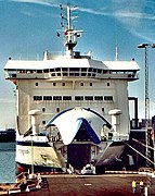 Ferry embarquant principalement des voitures et des passagers.