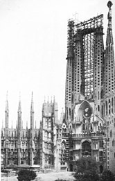 As obras em 1928, dois anos depois do falecimento de Gaudí