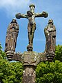 Saint-Divy : le calvaire de l'enclos paroissial (1652) avec les statues de la Vierge et de saint Jean sur le croisillon.