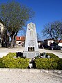 Le monument aux morts à proximité de l'église.