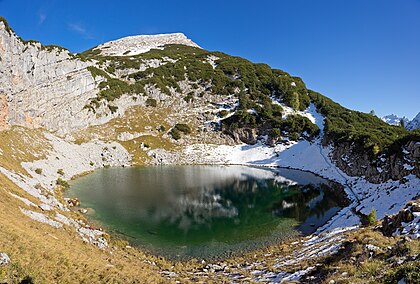 Seehornsee na parte austríaca dos Alpes de Berchtesgaden. Este lago de montanha está localizado a 1 779 metros acima do nível do mar. À direita, a via normal de Kallbrunnalm, maior pastagem alpina na área da fronteira entre a Baviera e a Áustria, para a montanha Seehorn. A área faz parte da reserva natural de Kalkhochalpen. (definição 7 243 × 4 900)