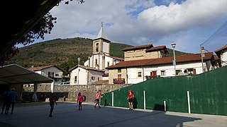 Frontón e igrexa.