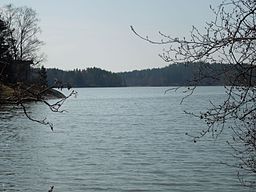 Taattistenjärvi, en insjö nära bron till Luonnonmaa