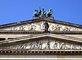 Konzerthaus Berlin, Giebel der Ostfassade mit Plastik „Apollo im Greifenwagen“