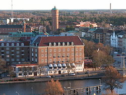 位于市中心的约塔河和特羅爾海坦水塔（英语：Trollhättan Water Tower）