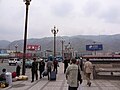 湟水河脇より駅舎を望む