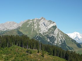 L'aiguille de Borderan vue depuis le plateau de Beauregard au sud-ouest.