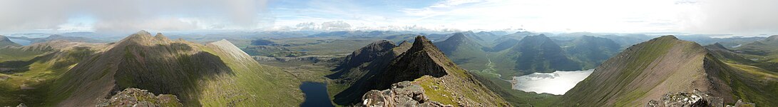 從蘇格蘭 Sgurr Fiona 望向查拉赫山（英语：An Teallach）斷層帶的全景圖。