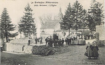 Paroissiens devant l'église d'Arzano vers 1900 (carte postale A. Waron).