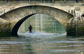 Arco del puente y concha esculpida