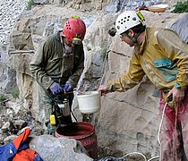 Dispositif de pompage des siphons à l'entrée de la grotte.