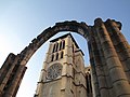 La cathédrale Saint-Jean vue à travers une des arches de l'ancienne église Saint-Étienne.