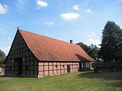 Gebäudeform: Traditionelles Hallenhaus (Heimathof Emsbüren) auf Rechteckgrundriss mit ungegliedertem Dach und traditionellem Giebel