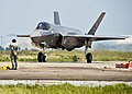 停在艾格林空军基地滑行道上的F-35A