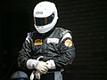 Pilota di Formula RUS con casco, guanti e indumenti protettivi.