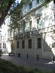 La façade.