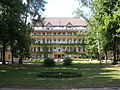 Klinikum I mit Nebengebäude einschließlich Park und Einfriedung, erbaut 1913–1919 unter Leitung von Stadtbaurat Wilhelm Luthardt als Neues Städtisches Krankenhaus, später Bezirkskrankenhaus Klinikum 1, heute SRH Wald-Klinikum Gera, Standort I