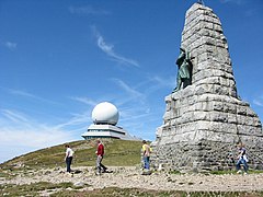 Radar et monument des Diables bleus.