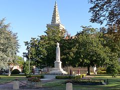 Le monument aux morts devant l'église