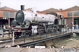 Locomotive sur le pont tournant du dépôt.