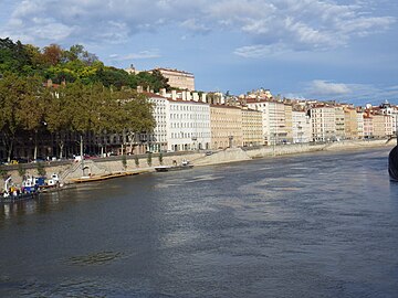 Vue du quai vers l'aval depuis la passerelle de l'Homme de la Roche