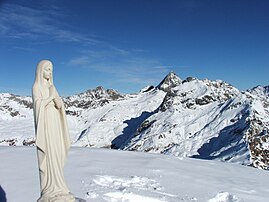 Statuetta della Madonna collocata in vetta