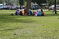 Famiglia di etnia malese in un parco cittadino