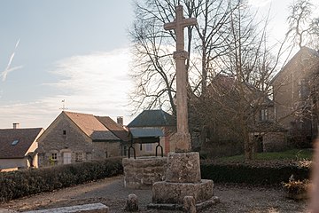 Croix de la Grand-Rue. On voit une partie de l'arche de la porte Saint-Christophe entre les deux maisons sur la gauche.