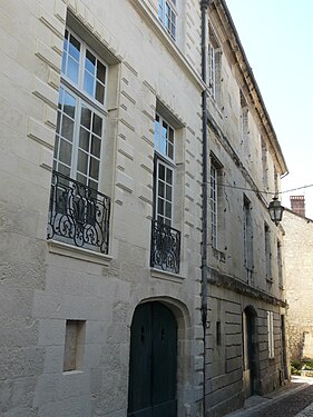 Au second plan, l'hôtel de Nervaux dans la rue du Plantier.