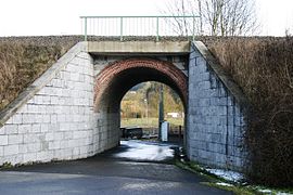 Pont ferroviaire à Hony sur le chemin de halage du canal vu d'en amont.