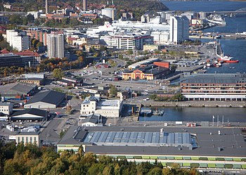 Stockholms frihamn sedd från Kaknästornet i oktober 2009. Vänster bild: Den röda byggnaden i bildens mitt är Magasin 1, till höger om den ligger Magasin 2 och 3 och därunder Banankompaniets vita hus. Längst ner i undre bildkant skymtar Fordbyggnadens tak. Höger bild: På Frihamnspiren ligger Lantmännens två silobyggnader och den gula tegelbyggnaden längst ut till höger är Magasin 6. I nedre bildkant syns Magasin 5 (röd tegelbyggnad) och taket av Magasin 7. I bakgrunden syns Lilla Värtan och Lidingöbron.