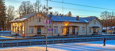 Vue sur la gare et les voies.