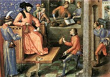 Photographie d'une enluminure sur parchemin, représentant à gauche un seigneur assis et sa cour, percevant l'impôt, et à droite un contribuable s'acquittant, genou à terre.