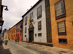 La calle con la Casa Montañés en primer término.