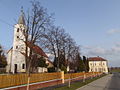 Kirche und ehemaligem Schulgebäude