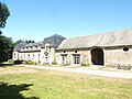 Le château de Crévy vu de l'arrière et les communs.