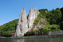 Photo en couleur du rocher Bayard de Dinant, l'un des toponymes liés à la légende les plus connus.