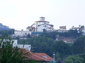 Vista de Azurém, com a sua igreja, sui generis, ao fundo