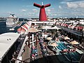 Das Pooldeck der Carnival Fantasy, Mai 2015