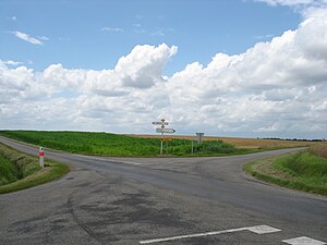 Le carrefour des routes départementales 3 et 95 en 2008.